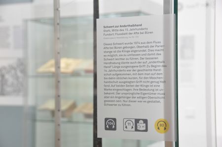 Mit Audioguides die Wewelsburg erkunden: Einfach die Nummer der Station eingeben und Geschichte erklingt (Bildnachweis: Kreismuseum Wewelsburg)